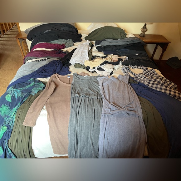 Tons of maternity clothes! - Picture 4 of 16